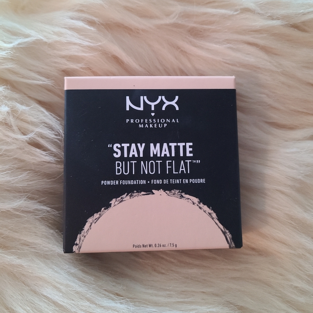 NYX "STAY MATTE BUT NOT FLAT" Powder Foundation in Nude